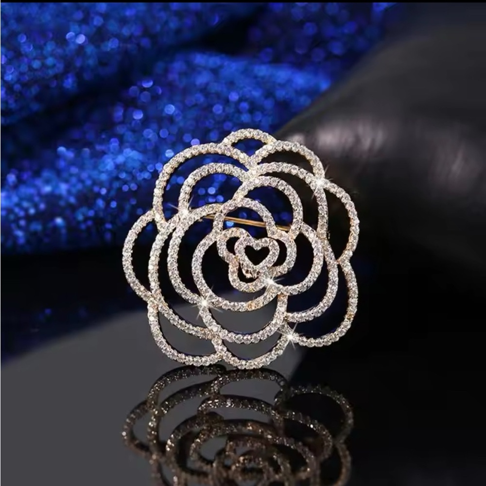 Beautiful gold flower heart brooch